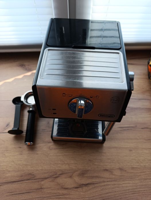 Kolbowy ekspres do kawy ciśnieniowy De'Longhi.
