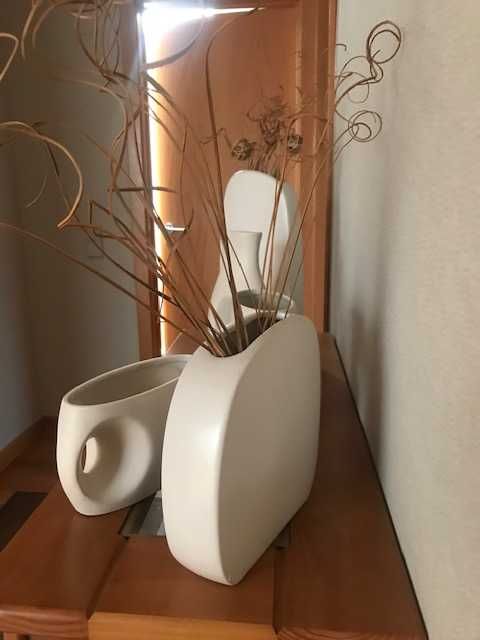 Various ceramic decorative pieces64750648697859125