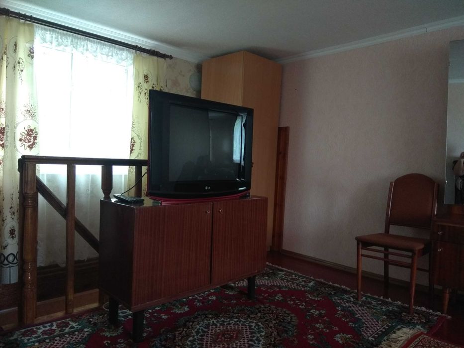 Затишне житло,поряд з Софієвкою та пед.університетом.