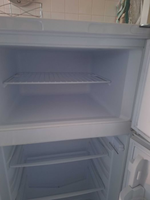 Frigorífico Indesit em em excelente estado de funcionamento mas com algima ferrugem exterior facilmente recuperável com pequenas pinturas.