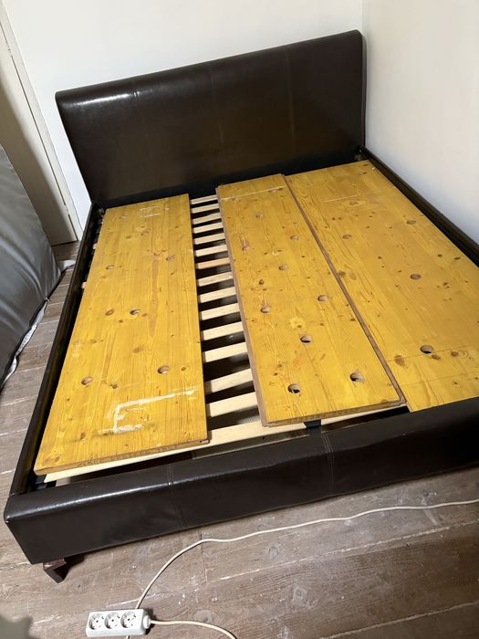 Estrutura de cama com estrado e mesas de cabeceira
