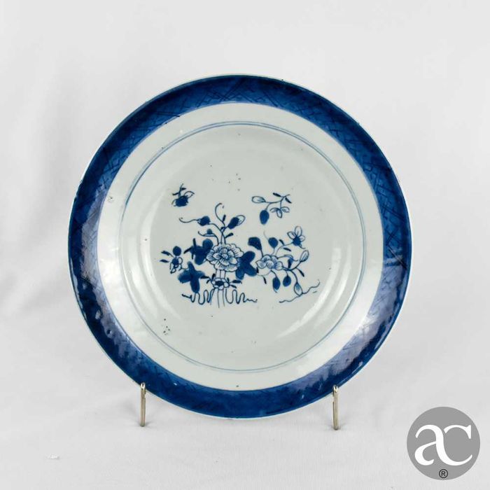 Par de pratos fundos porcelana da China, Período Qianlong, séc. XVIII