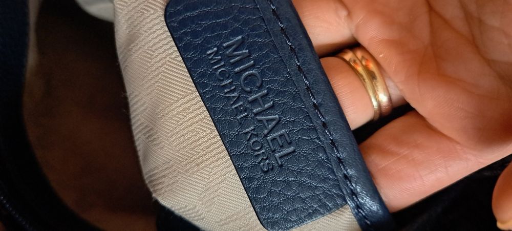 Torebka Michael Kors, granatowa ze złotym zamkiem, skóra.