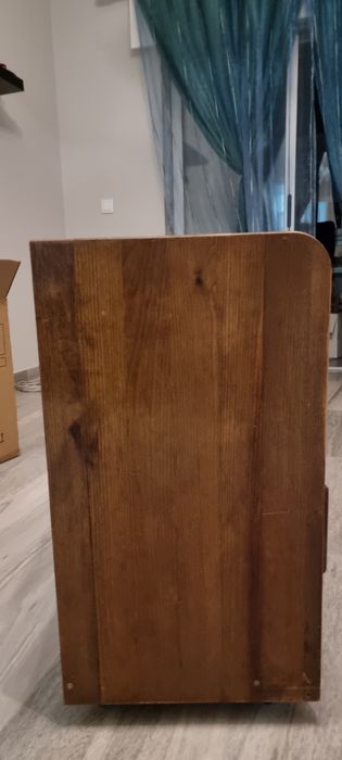 Movel de 4 gavetas em madeira.