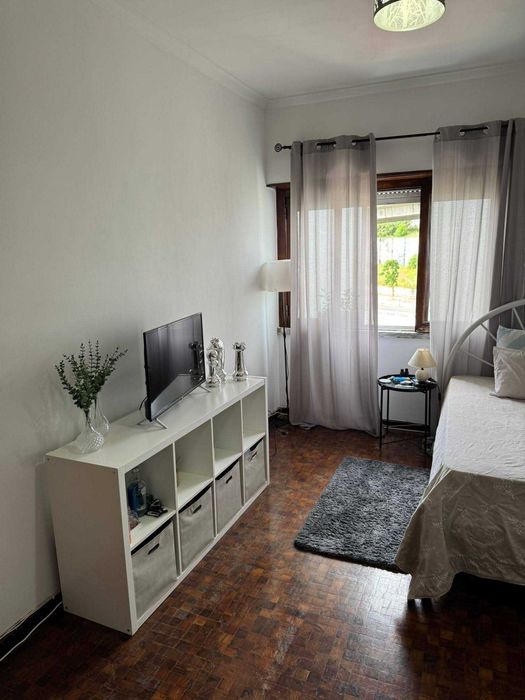 Alugo Quarto 17m2 em Sacavém, junto a Rotunta de acesso à Portela