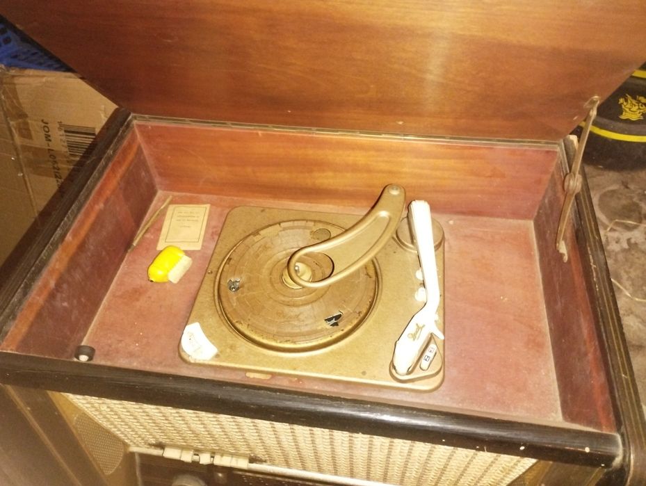Rádio e Gira-discos Antigo