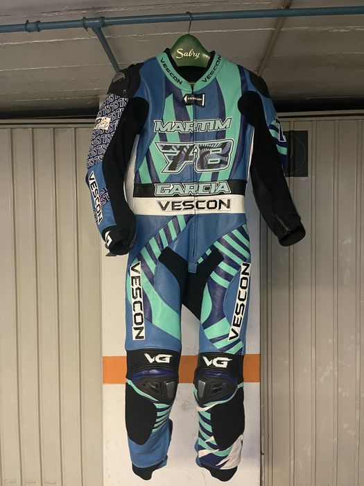 Vendo fato de competiçao de motociclusmo