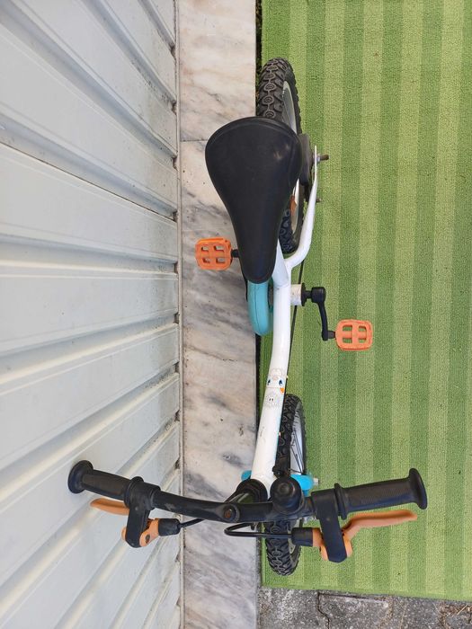 Bicicleta branca e azul B-Twin