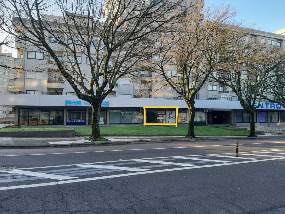 Loja luminosa com ampla montra em Lordelo do Ouro – Campo Alegre