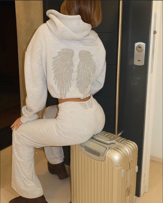 костюм з крилами , обʼємне худі та штани кльош