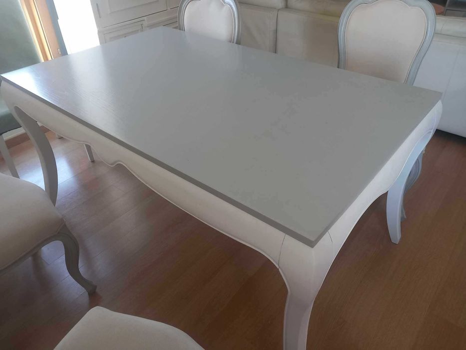 Cadeiras e mesa desenhadas originais
