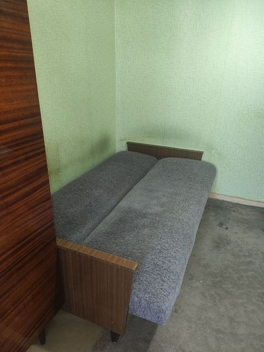 Діван, 2 крісла та письмовий стіл.