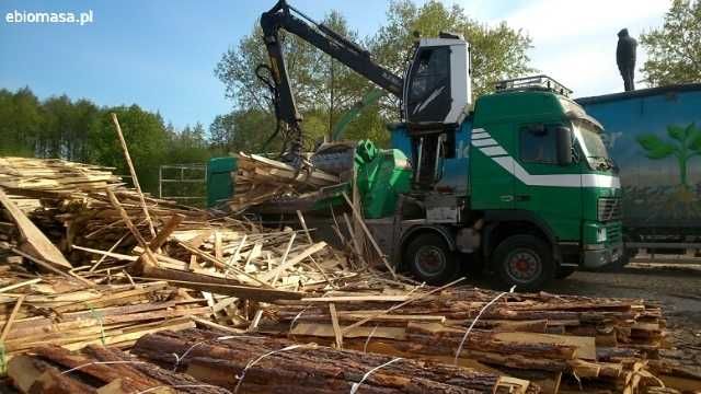 USŁUGI RĘBAKIEM- Rozdrabnianie gałęzi i odpadów z drzewa