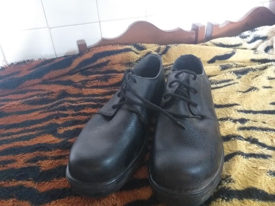 Sapatos em pele  com bikeira aço  novos numero 45