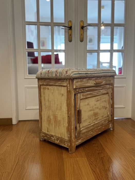 Banco em madeira com arrumação