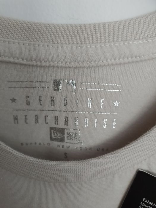 T-shirt nova com etiqueta New Era