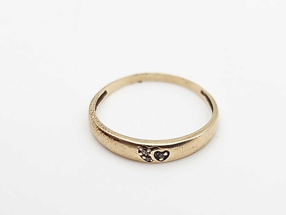 Delikatny złoty pierścionek 333 R. 16