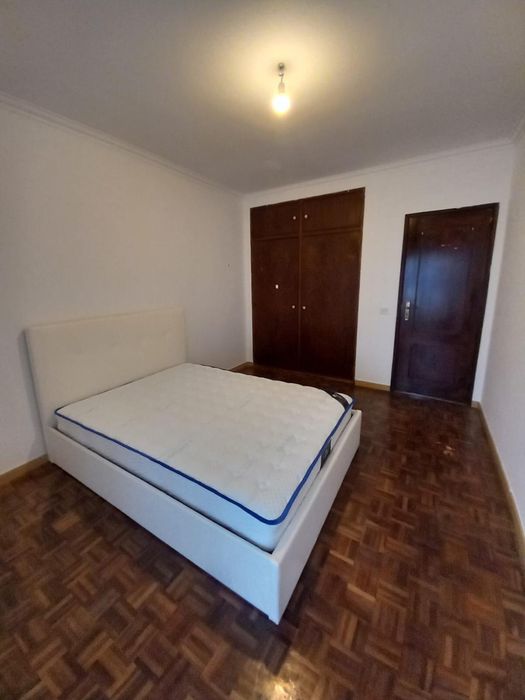 Aluga-se quarto nas Mercês todo mobilado com TV e Frigorifico