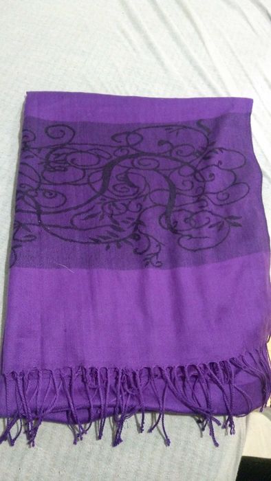 Fioletowy szal damski