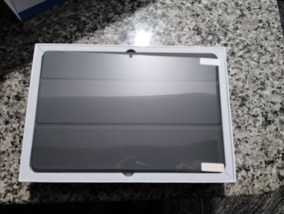 Tablet com capa  teclado e caneta e suporte e rato