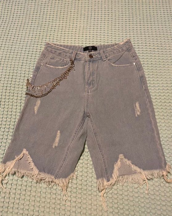 Spodenki jeansowe z ozdobnym łańcuszkiem