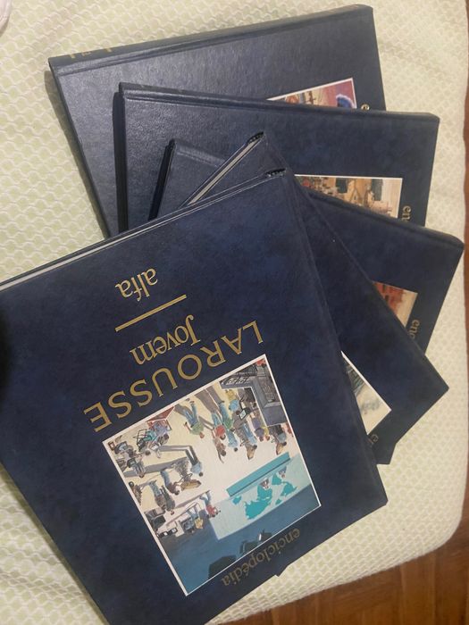 Enciclopédia composta por 5 livros