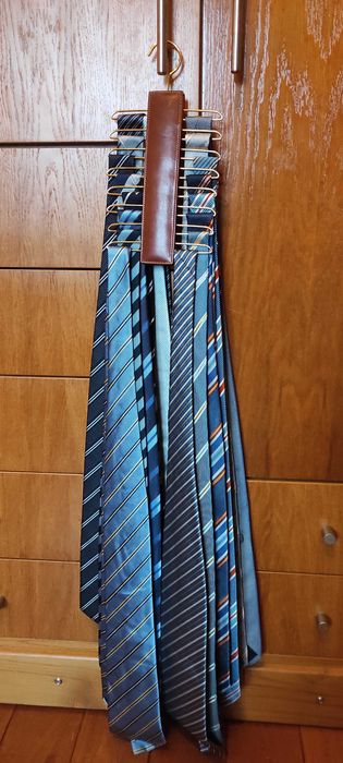 17 gravatas em vários tons de azul, lisas ou riscas, de várias marcas