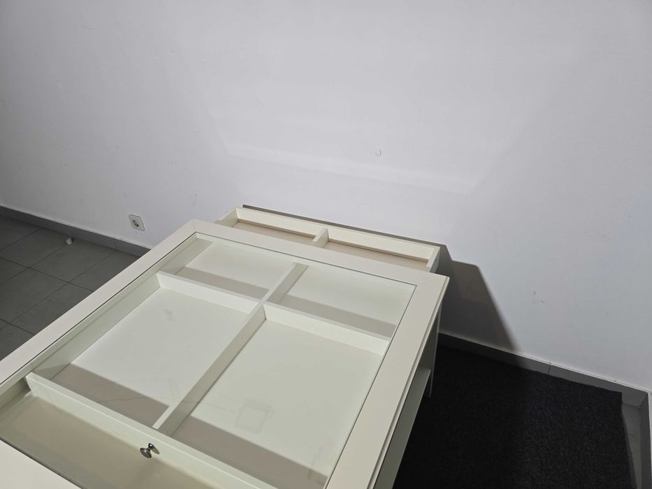 Mesa de Centro Liatrop IKEA 93x93x51 cm Branca Usada