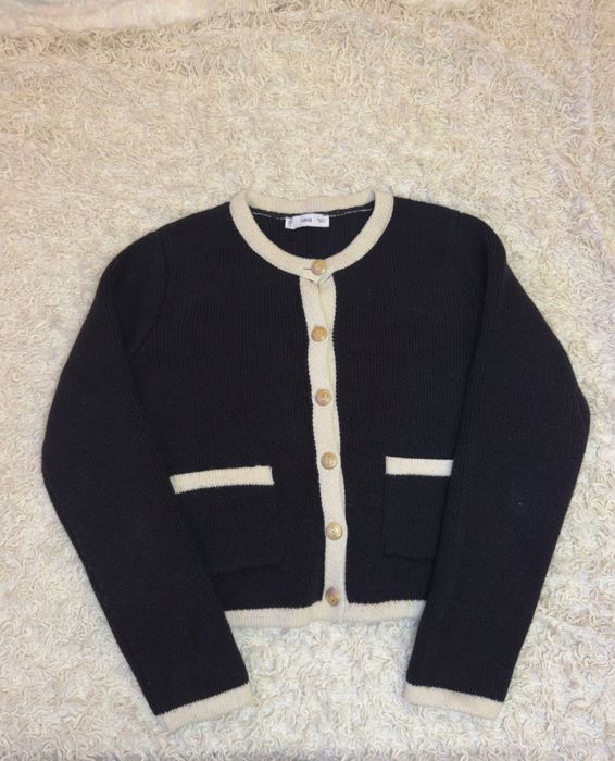 Чорно-білий теплий светр Mango з золотими ґудзиками, розмір L