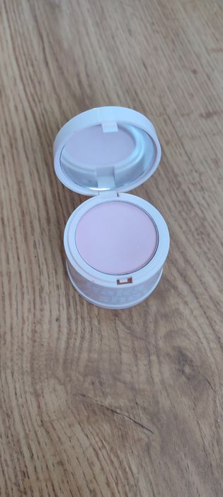 Kosmetyki, rzęsy, spinka, podkład