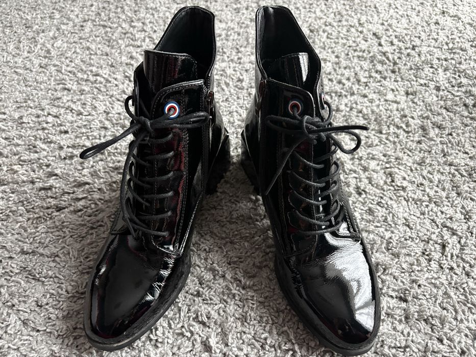 Продам стильні лаковані черевики на шнурівці демісезон ідеальний стан!