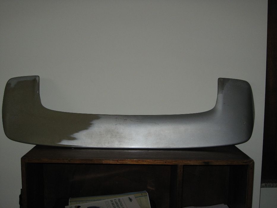 mazda 323 -  aileron traseiro
