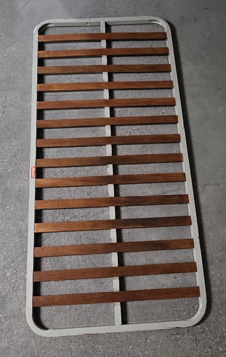 Cama de solteiro com estrado