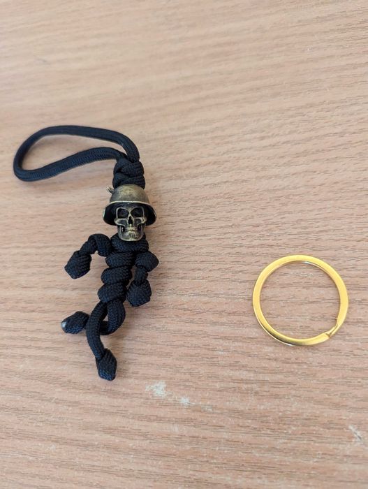 Темляк с латунной бусиной череп солдата
