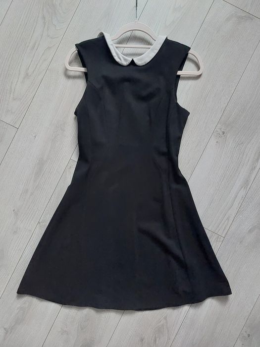 Mała czarna z kołnierzykiem