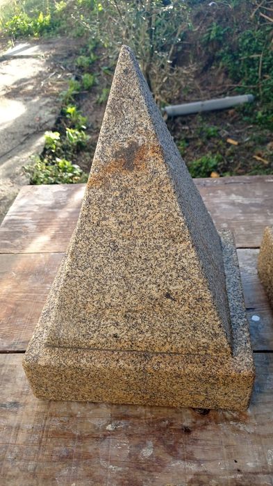 Topos (pirâmide) em pedra Ponte de Lima
