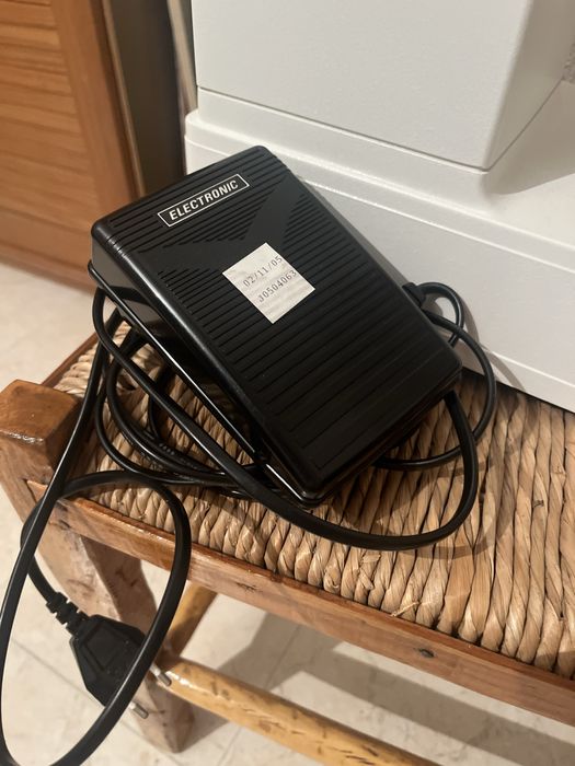 Máquina de costura SINGER com pedal