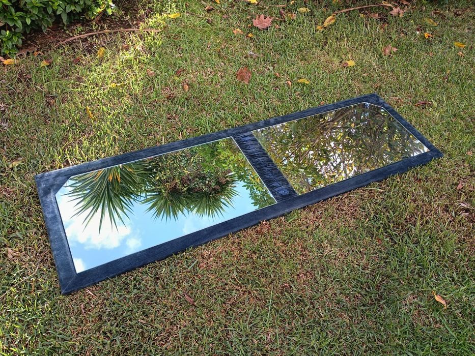 Espelho com moldura em madeira forrado a veludo.
Medidas: 165/52cm