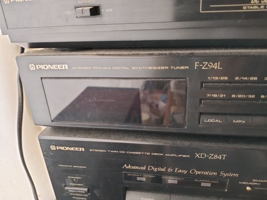 Aparelhagem Pioneer com amplificador, gira discos e colunas