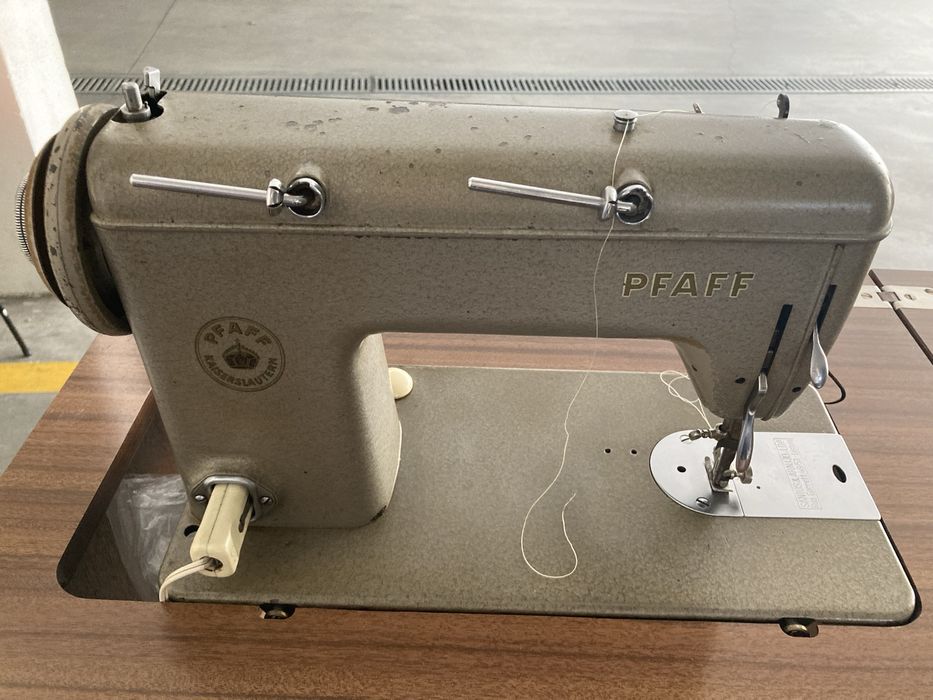Máquina de Costura PFAFF 60 Automática, com Móvel