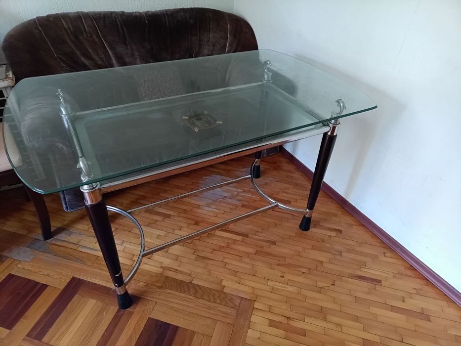 Стол стеклянный кухонный