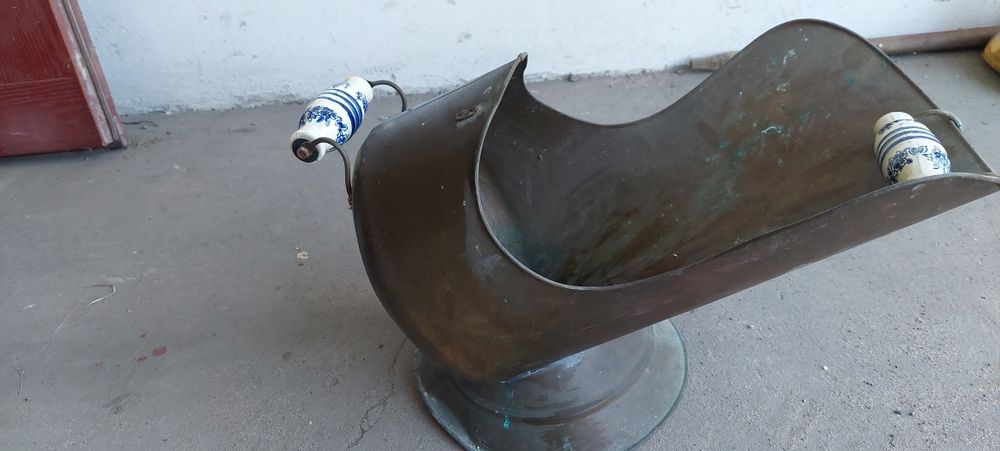 Miedziana.Węglarka pojemnik na drzewo