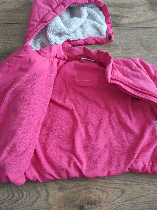 Ciepła zimowa kurtka, bez żadnych plam i uszkodzeń. Kaptur odpinany.