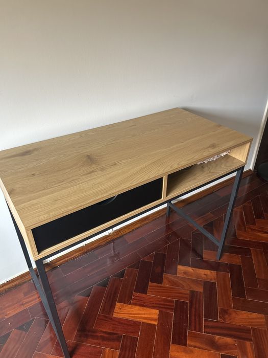 Secretaria madeira prensada e pes metalicos
