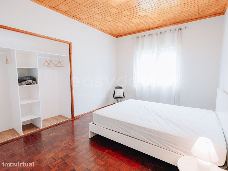 Moradia T4 com garagem nos Mosteiros.