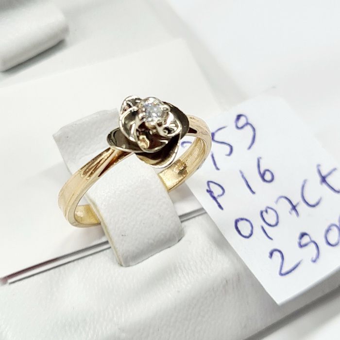 Продам золотые серьги и кольцо с бриллиантами