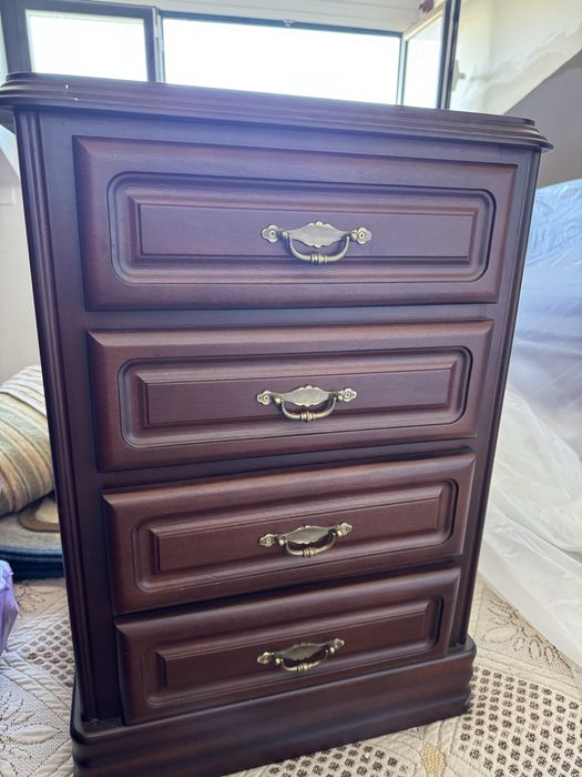 Cama de casal com mesa de cabeceira