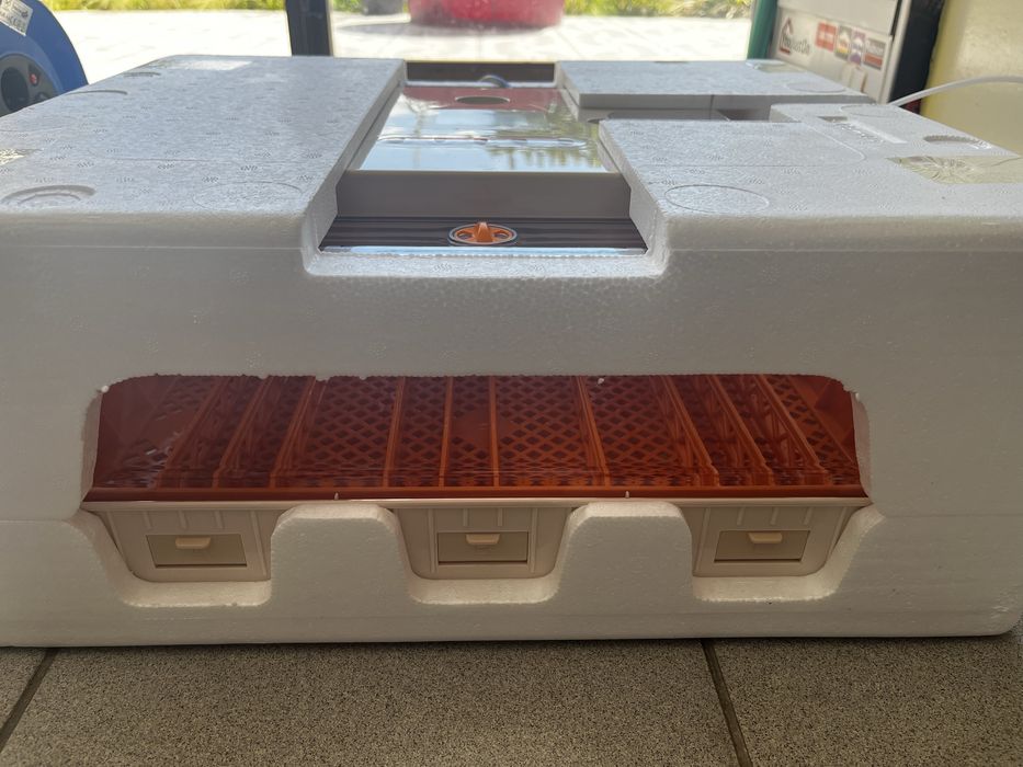 Chocadeira toda automatica de 56 ovos galinha portes incluidos