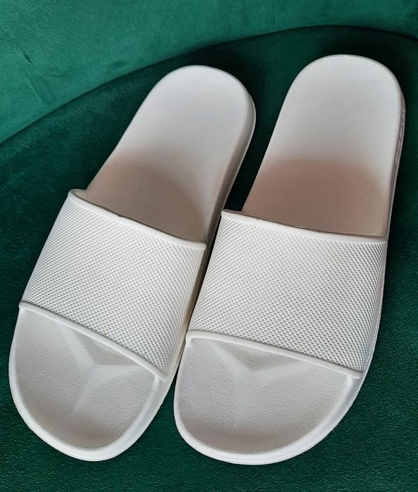 Klapki basenowe białe