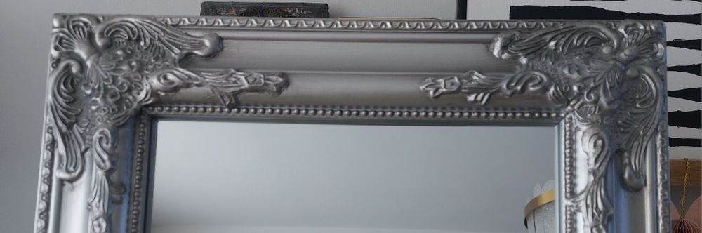Srebrne Lustro w ozdobnej ramie